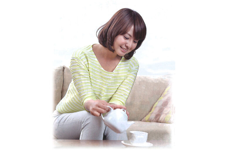 お茶をいれる女性